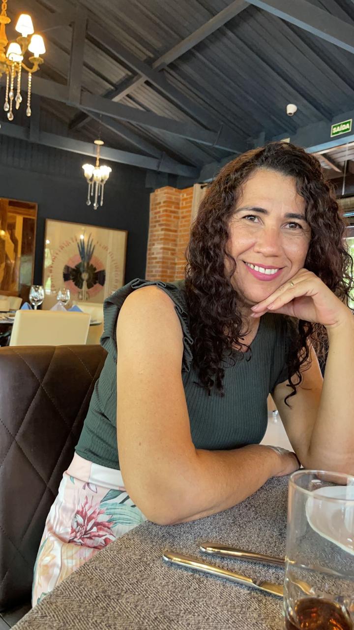 Retrato de Dona Márcia, confeiteira experiente e fundadora da doceria.